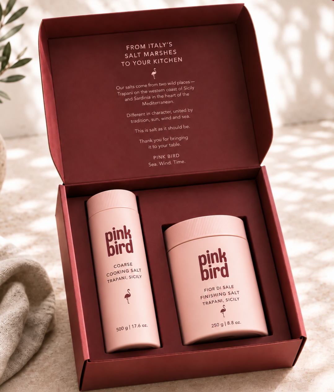 Inside the Pink Bird starter kit, with a 500 g cooking salt bottle and 250 g finishing salt jar